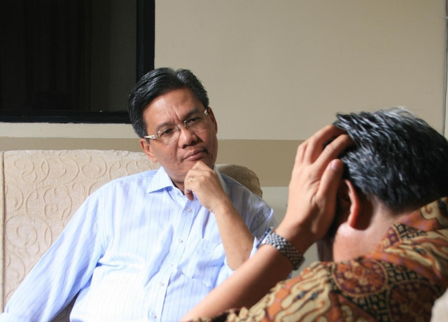 Foto eines Psychologen mit einem Patienten - Bild von Tiyo Prasetyo auf Pixabay