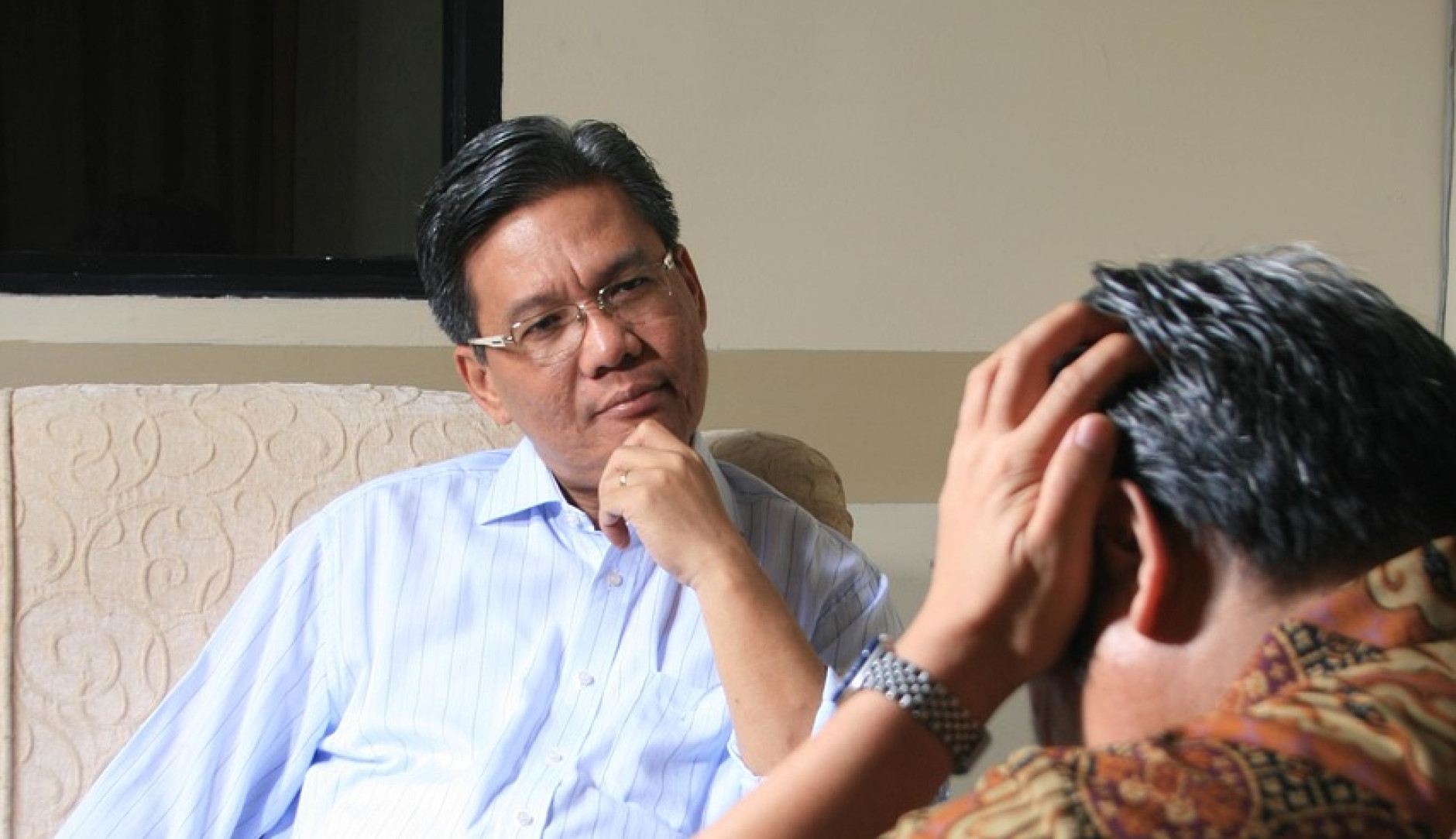 Foto eines Psychologen mit einem Patienten - Bild von Tiyo Prasetyo auf Pixabay