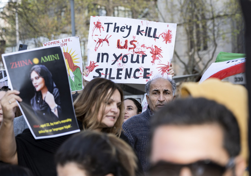 Gruppe von Menschen auf der Straße, die gegen das iranische Regime protestieren