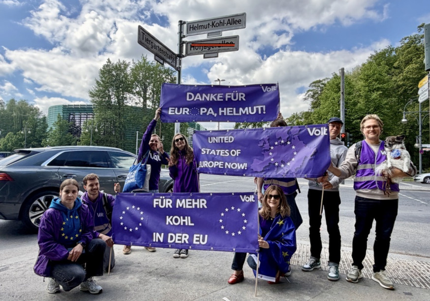 Volt-Mitglieder bei der Umbennenung der Hofjägerallee in Helmut-Kohl-Allee