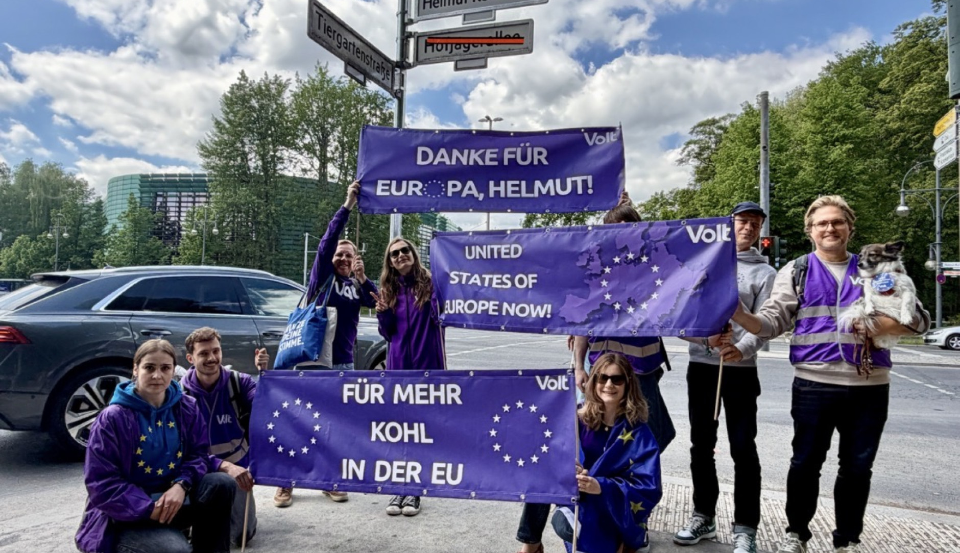 Volt-Mitglieder bei der Umbennenung der Hofjägerallee in Helmut-Kohl-Allee