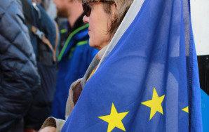 Foto einer Frau mit EU Flagge bei einer Demo