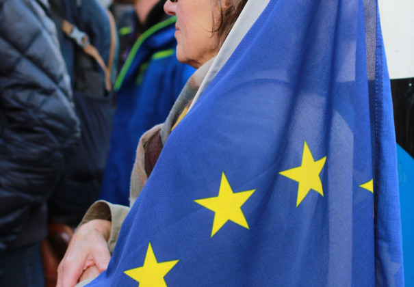 Foto einer Frau mit EU Flagge bei einer Demo