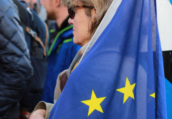 Foto einer Frau mit EU Flagge bei einer Demo