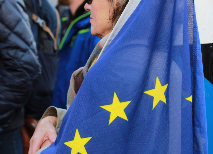 Foto einer Frau mit EU Flagge bei einer Demo