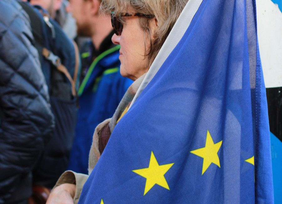 Foto einer Frau mit EU Flagge bei einer Demo