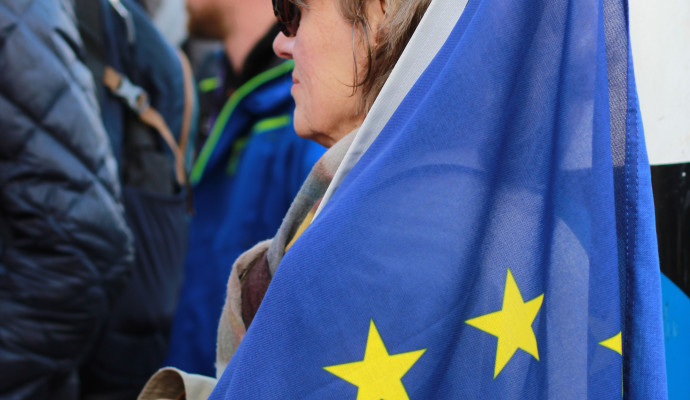 Foto einer Frau mit EU Flagge bei einer Demo