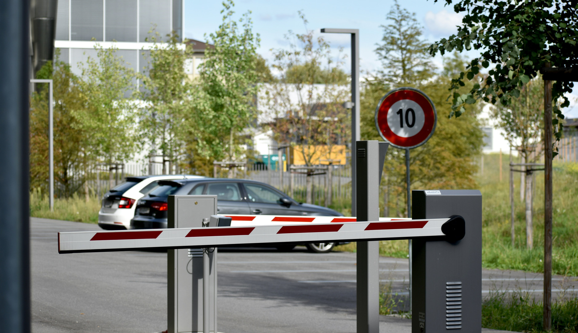 Foto einer Grenzbarriere - Foto von Mauro Sbicego auf Unsplash