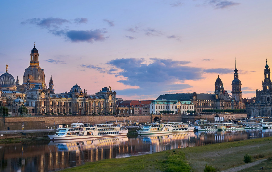 Silhouette der Altstadt Dresden im Sonnenuntergang