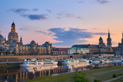 Silhouette der Altstadt Dresden im Sonnenuntergang