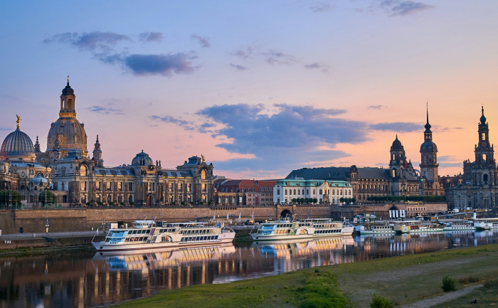 Silhouette der Altstadt Dresden im Sonnenuntergang