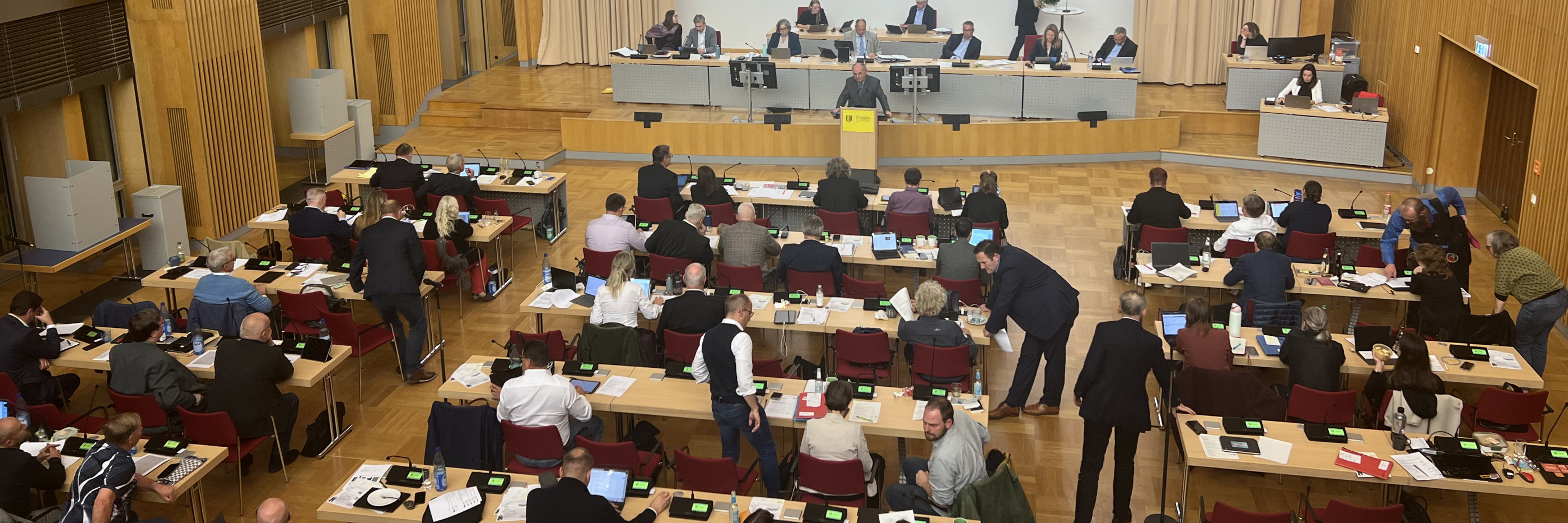 Der Dresdner Stadtrat mit allen gewählten Vertreter:innen zu einer Sitzung