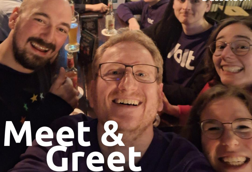 Meet & Greet in der Retematäng Bar, 14.11.24 19 Uhr. Im Bild: Selfie von Mitgliedern des Volt Düsseldorf Stammtisches