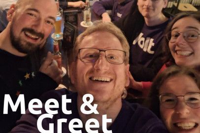 Meet & Greet in der Retematäng Bar, 14.11.24 19 Uhr. Im Bild: Selfie von Mitgliedern des Volt Düsseldorf Stammtisches