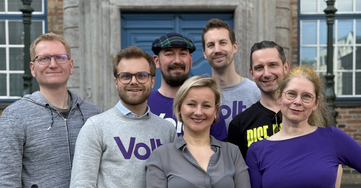 Die Kandidierenden von Volt Düsseldorf für die Kommunalwahl 2025 stehen vor dem Düsseldorfer Rathaus.
