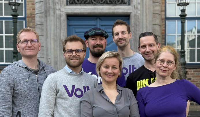 Die Kandidierenden von Volt Düsseldorf für die Kommunalwahl 2025 stehen vor dem Düsseldorfer Rathaus.