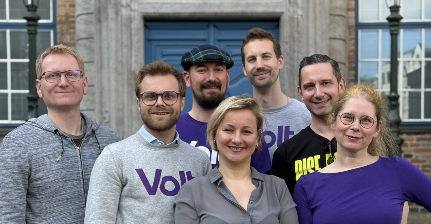 Die Kandidierenden von Volt Düsseldorf für die Kommunalwahl 2025 stehen vor dem Düsseldorfer Rathaus.