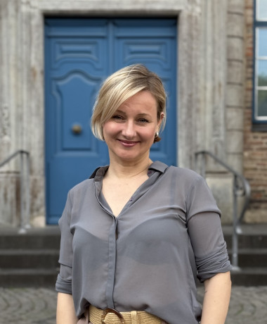 Anne Hahn vor dem Rathaus