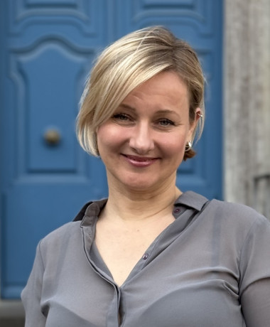 Anne Hahn vor dem Rathaus