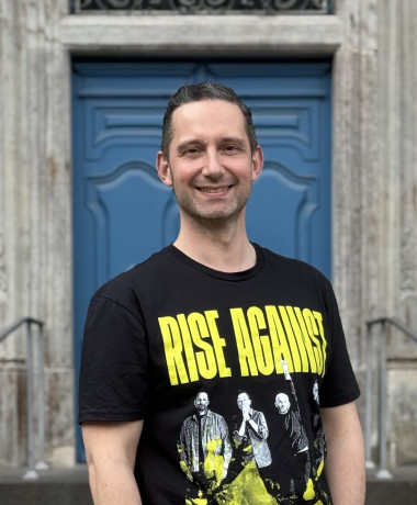 Patrick Biermann vor dem Düsseldorfer Rathaus