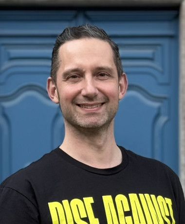 Patrick Biermann vor dem Düsseldorfer Rathaus