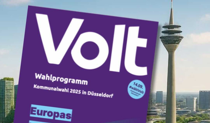 Bild des Deckblattes des Wahlprogrammes von Volt Düsseldorf 2025 vor einer Kulisse eines grünen Düsseldorfs mit dem Rheinturm im Hintergrund