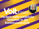 Grafik mit diagonalen lilafarbenen und gelben Streifen. In der Mitte steht der Text: Volt Essen fordert mehr weibliche Stimmen in die Kommunalpolitik. Rechts oben ein rundes Porträtfoto mit dem Namen Mandy Hindenburg.
