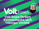 Grafik mit diagonalen lilafarbenen und grünen Streifen. In der Mitte steht der Text: Volt Essen fordert Einwegabgabe nach Tübinger Vorbild. Rechts oben ein rundes Porträtfoto mit dem Namen Mandy Hindenburg.
