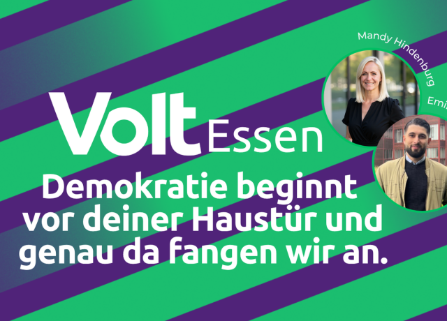 Grafik mit diagonalen lilafarbenen und grünen Streifen. In der Mitte steht der Text: Volt Essen – Demokratie beginnt vor deiner Haustür und genau da fangen wir an. Rechts oben zwei runde Porträtfotos mit den Namen Mandy Hindenburg und Emin Bağcı.