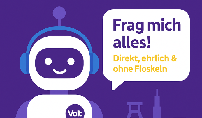 Grafik mit einem stilisierten, freundlich lächelnden Chatbot mit Kopfhörern und Volt-Logo auf der Brust. Daneben der Text: „VoltBot Essen.“ In einer Sprechblase steht: „Frag mich alles! Direkt, ehrlich & ohne Floskeln.“ Im Hintergrund eine lilafarbene Skyline mit stilisiertem Förderturm und Hochhäusern auf lila Grund.