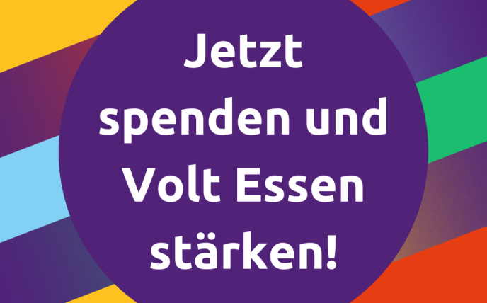 Grafik mit diagonal verlaufenden bunten Streifen auf lila Hintergrund. In der Mitte ein großer, lilafarbener Kreis mit dem weißen Text: „Jetzt spenden und Volt Essen stärken!“