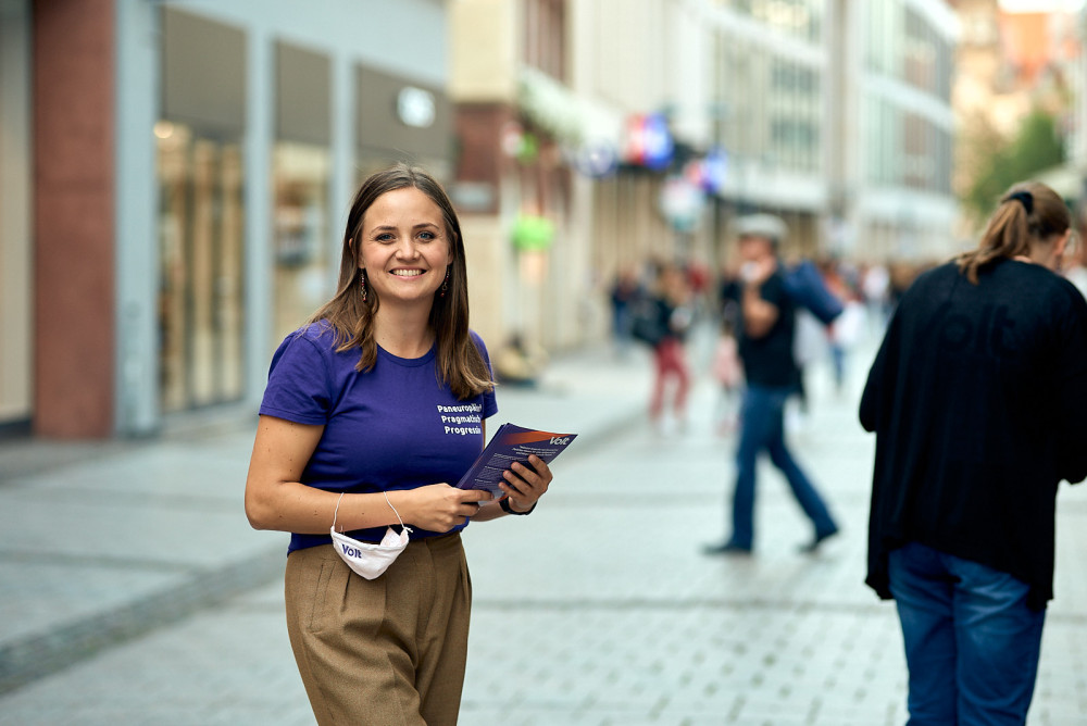 Volt Mitglied mit Flyern in der Fußgängerzone
