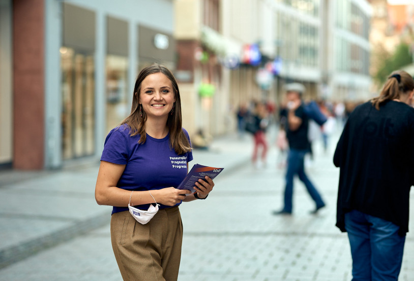 Volt Mitglied mit Flyern in der Fußgängerzone