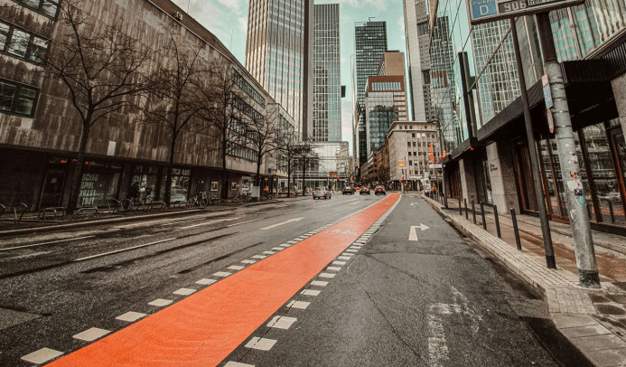 Straße am Willy-Brandt-Platz in Frankfurt am Main von unsplash