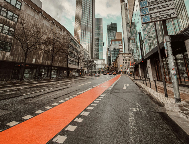 Straße am Willy-Brandt-Platz in Frankfurt am Main von unsplash