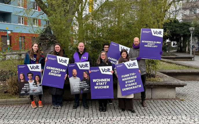 Volt Frankfurt Mitglieder präsentieren die Plakate zur Kommunalwahl 2026