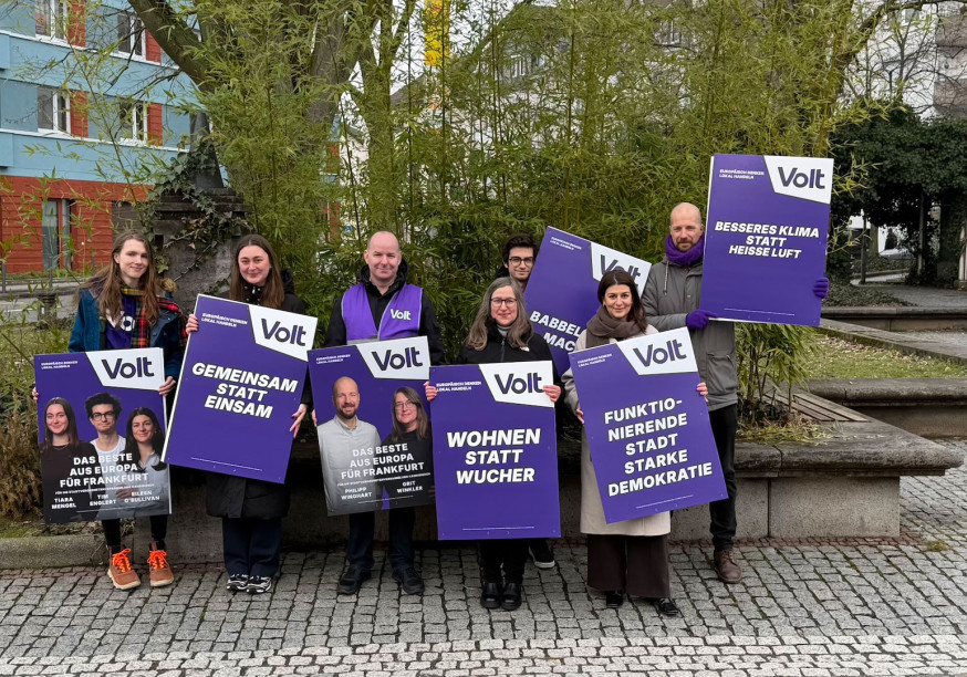 Volt Frankfurt Mitglieder präsentieren die Plakate zur Kommunalwahl 2026