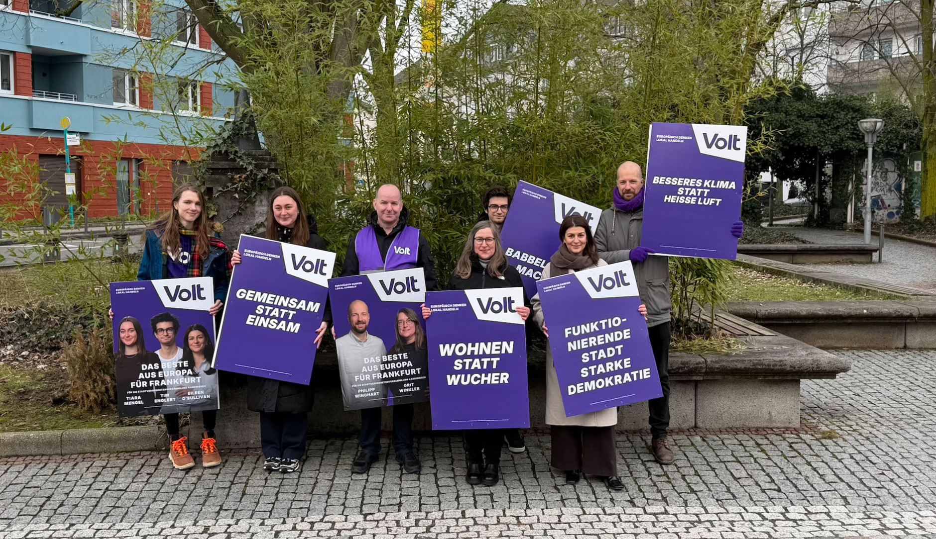 Volt Frankfurt Mitglieder präsentieren die Plakate zur Kommunalwahl 2026
