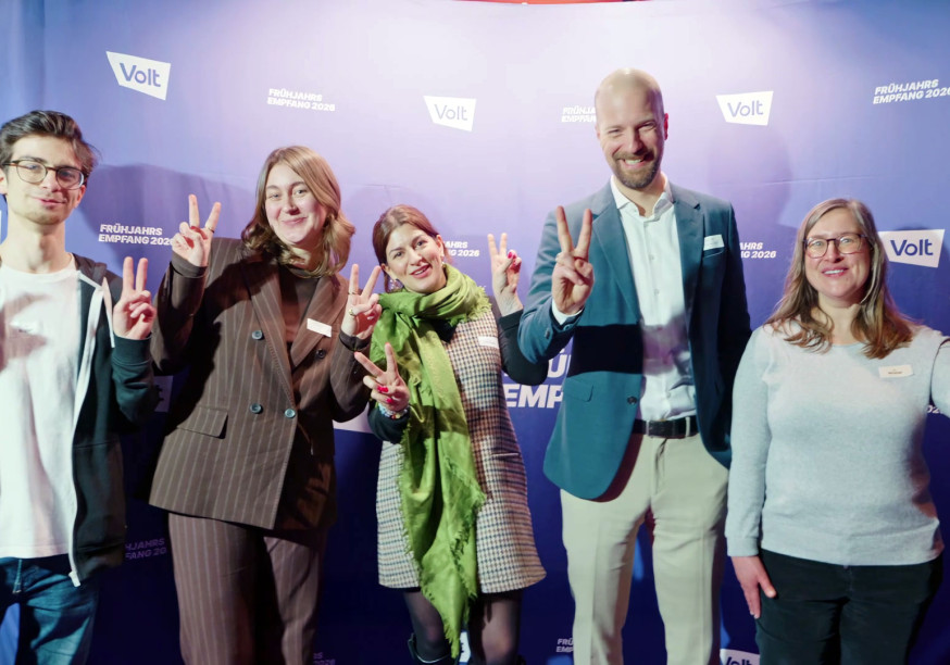 Das Team der Spitzenkandidierenden von Volt Frankfurt auf dem Frühjahrsempfang 2026