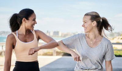 Zwei Frauen beim Joggen (Foto von Docusign auf Unsplash)