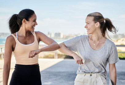 Zwei Frauen beim Joggen (Foto von Docusign auf Unsplash)