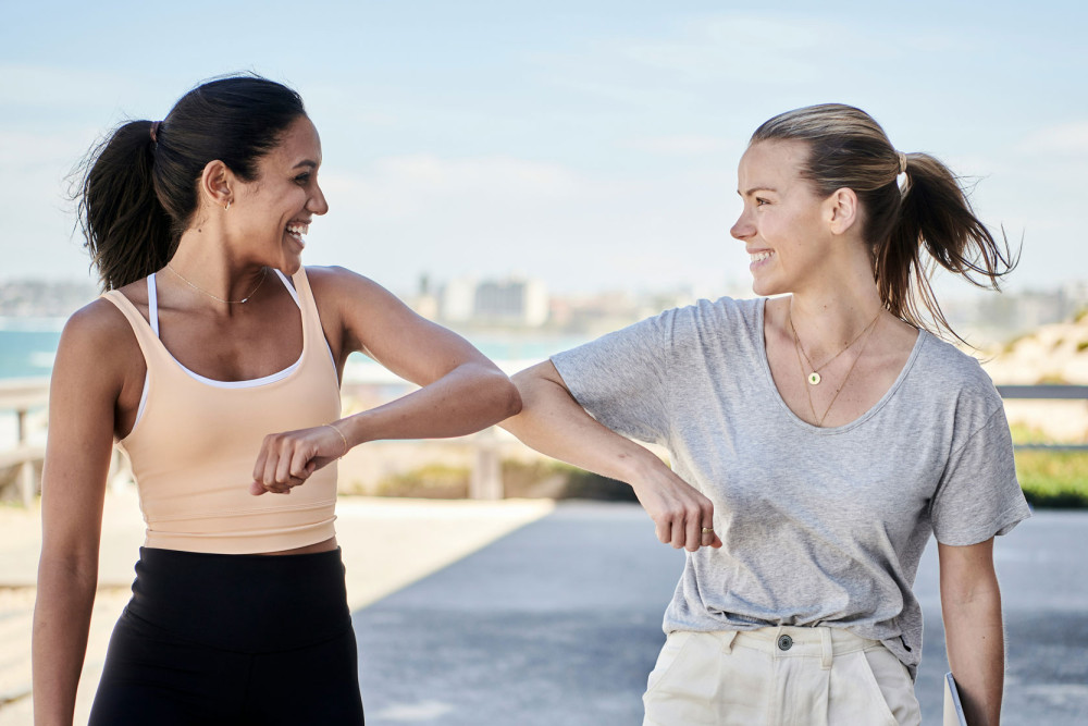 Zwei Frauen beim Joggen (Foto von Docusign auf Unsplash)