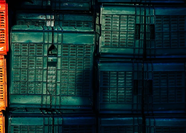 Das Bild zeigt verschiedene Aufbewahrungsboxen gestapelt. Links sind Boxen in Orange und rechts in einem Blaugrün. Foto zugeschnitten von Nandha Kumar auf Unsplash