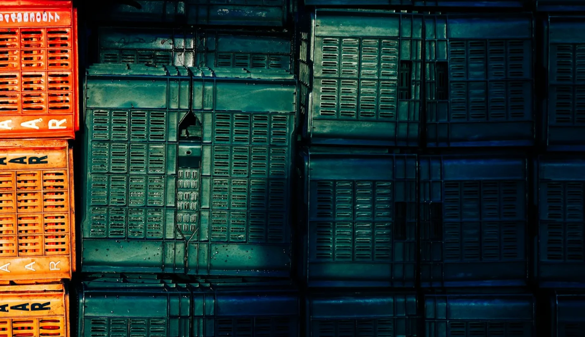 Das Bild zeigt verschiedene Aufbewahrungsboxen gestapelt. Links sind Boxen in Orange und rechts in einem Blaugrün. Foto zugeschnitten von Nandha Kumar auf Unsplash
