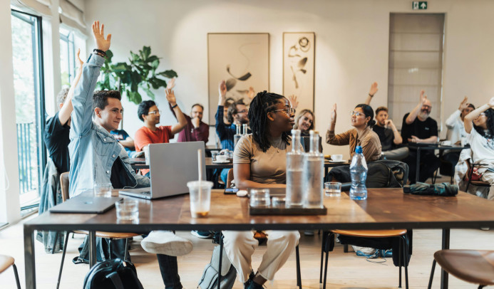 Abstimmende Personen in einem Raum
