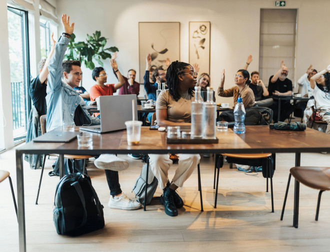 Abstimmende Personen in einem Raum