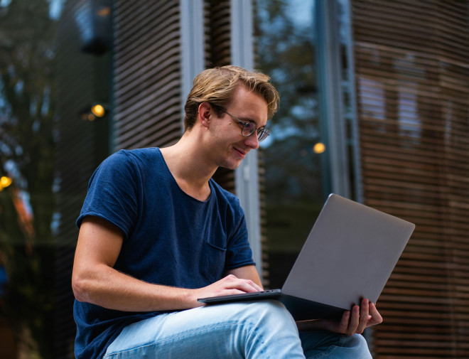 Junger Mann am Laptop von pexels