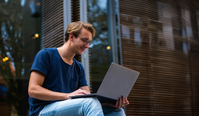 Junger Mann am Laptop von pexels