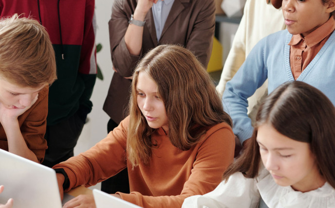 Lehrerin mit Kindern von pexels