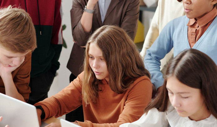 Lehrerin mit Kindern von pexels
